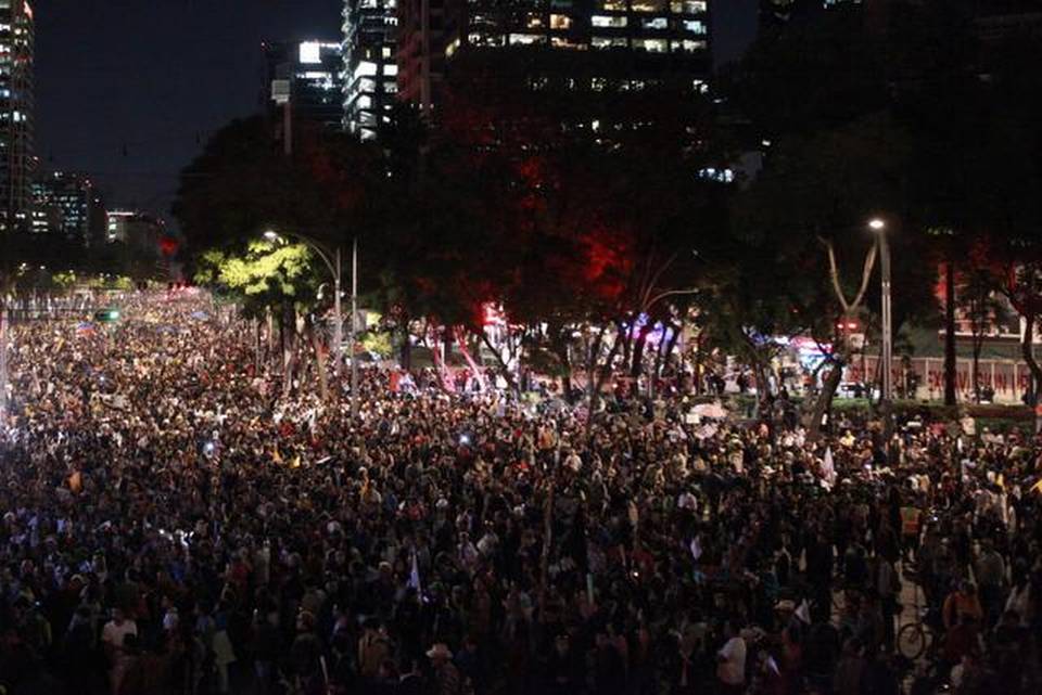 Movilización masiva en el DF por los normalistas de Ayotzinapa