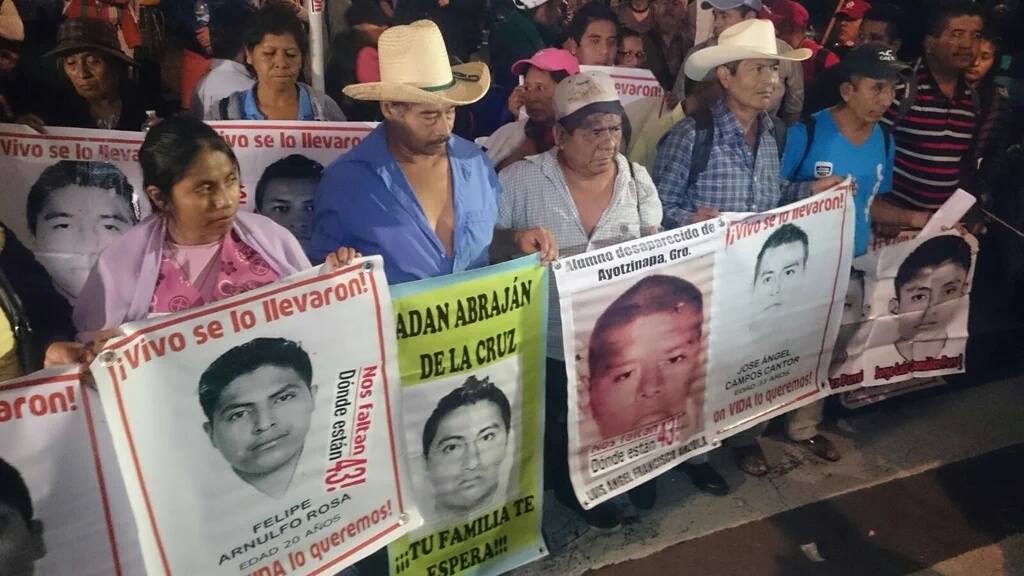 Padres de los 43 levantan plantón: PGR "promete revisar la verdad histórica”