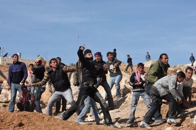 palestinos se enfrentan a las tropas israelies