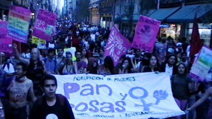 Contingente de Pan y Rosas en la movilización contra la visita de Ratzinger