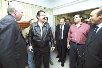 Negociaciones. El presidente depuesto Manuel Zelaya junto a Thomas Shannon y Craig Kelly del Depto. de Estado de EE.UU. y Hugo Llorens, embajador estadounidense en Honduras.